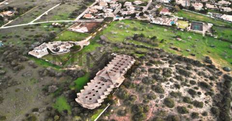 Fantástico terreno com início de construção hoteleira