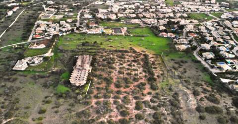 Fantástico terreno com início de construção hoteleira