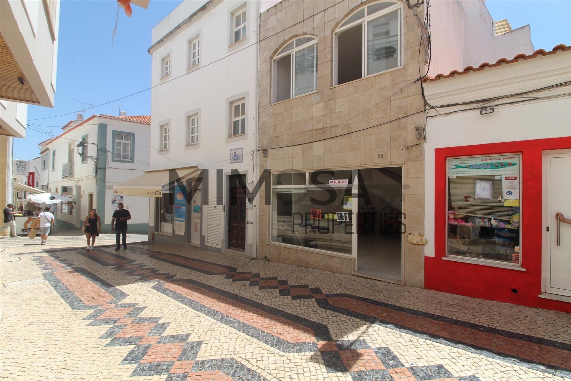 Prédio na rua mais movimentada de Lagos.