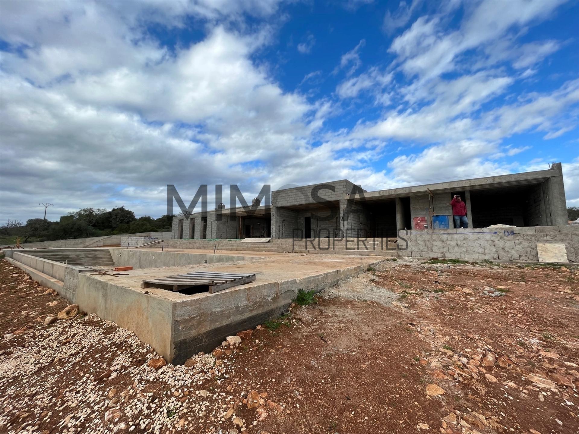 Moradia contemporânea com piscina e terreno amplo em Lagos