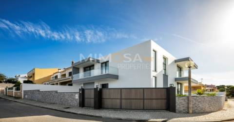 Moradia T3+1 com Piscina em Urbanização Tranquila Próxima ao Golfe