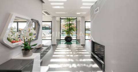 Moradia T3+1 com Piscina em Urbanização Tranquila Próxima ao Golfe