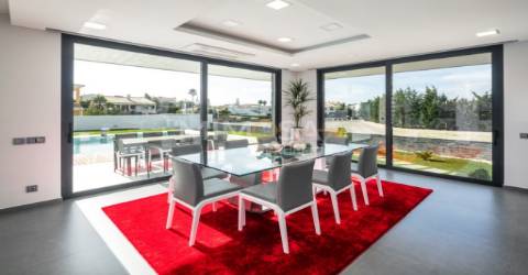 Moradia T3+1 com Piscina em Urbanização Tranquila Próxima ao Golfe