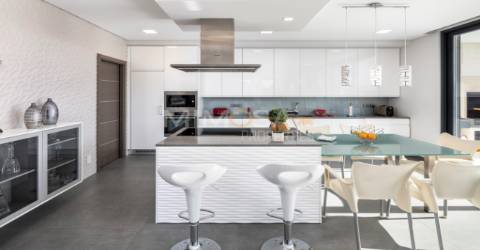 Moradia T3+1 com Piscina em Urbanização Tranquila Próxima ao Golfe