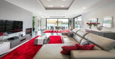 Moradia T3+1 com Piscina em Urbanização Tranquila Próxima ao Golfe