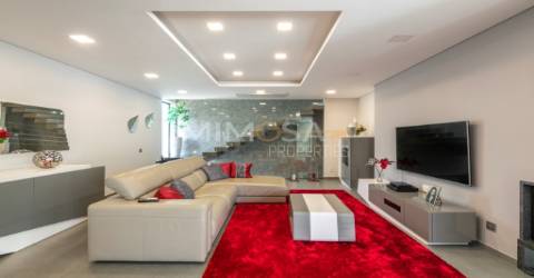 Moradia T3+1 com Piscina em Urbanização Tranquila Próxima ao Golfe