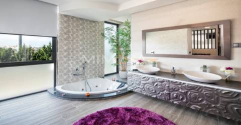 Moradia T3+1 com Piscina em Urbanização Tranquila Próxima ao Golfe