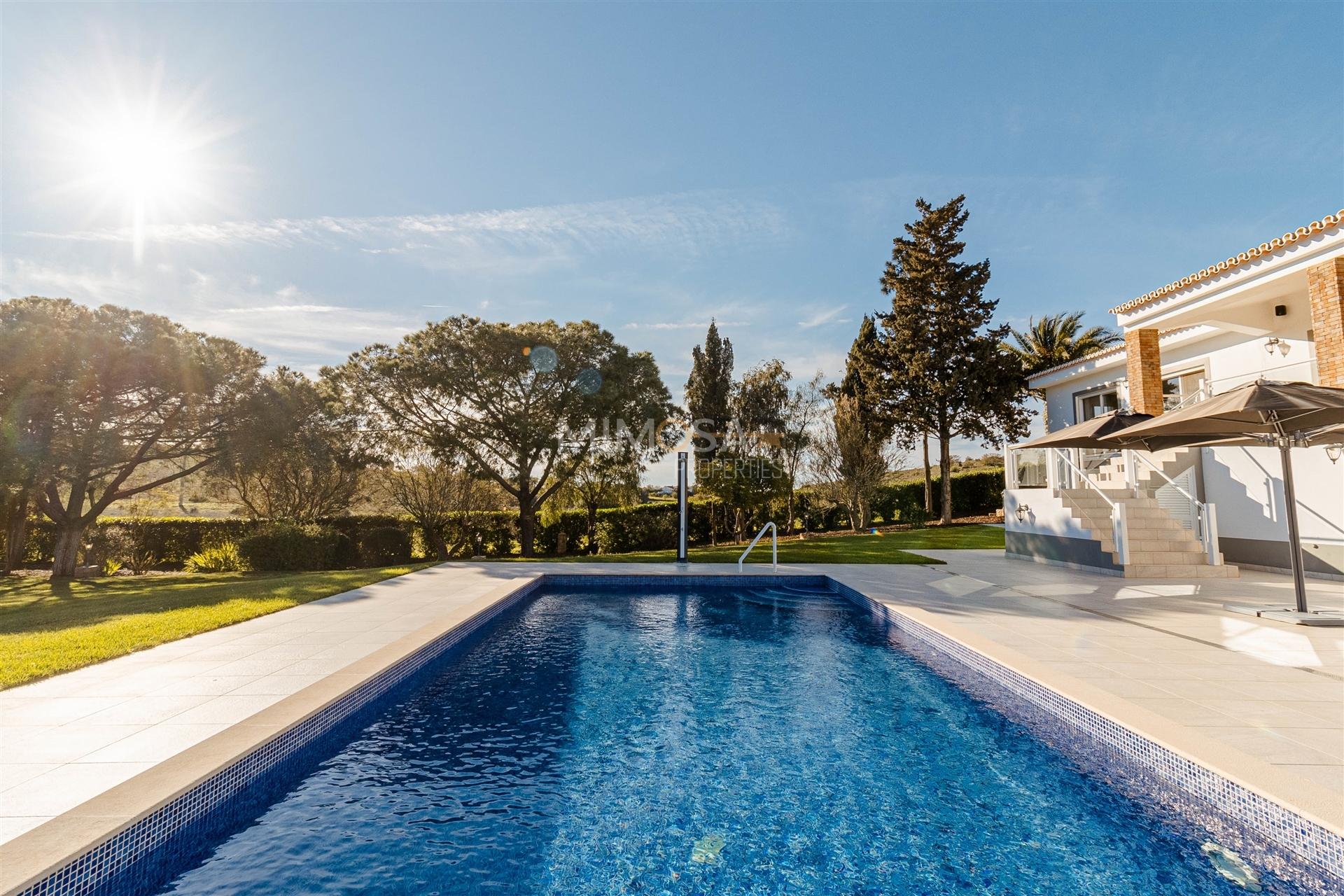 Moradia de Campo Luxuosa com Piscina e Casa de Hóspedes Próximo às Praias de Carvoeiro e Ferragudo