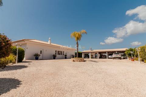 Moradia T3+1 térrea com piscina, jardim, garagem, 3,6ha de terreno - Bensafrim