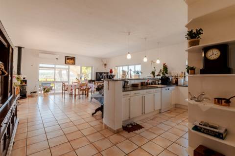 Moradia T3+1 térrea com piscina, jardim, garagem, 3,6ha de terreno - Bensafrim