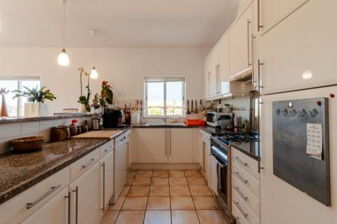 Moradia T3+1 térrea com piscina, jardim, garagem, 3,6ha de terreno - Bensafrim