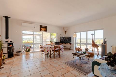 Moradia T3+1 térrea com piscina, jardim, garagem, 3,6ha de terreno - Bensafrim