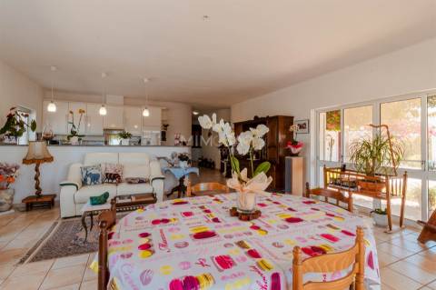 Moradia T3+1 térrea com piscina, jardim, garagem, 3,6ha de terreno - Bensafrim