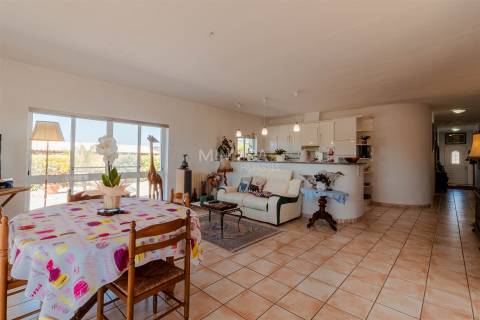 Moradia T3+1 térrea com piscina, jardim, garagem, 3,6ha de terreno - Bensafrim