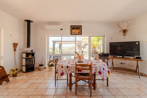 Moradia T3+1 térrea com piscina, jardim, garagem, 3,6ha de terreno - Bensafrim