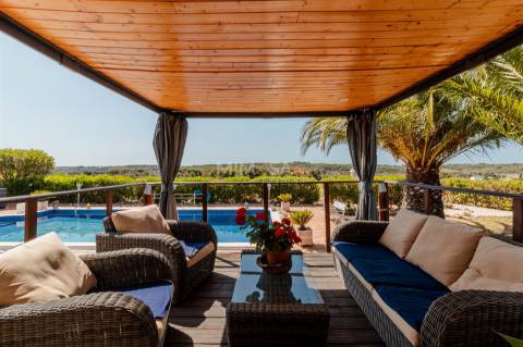 Moradia T3+1 térrea com piscina, jardim, garagem, 3,6ha de terreno - Bensafrim