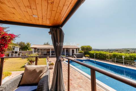 Moradia T3+1 térrea com piscina, jardim, garagem, 3,6ha de terreno - Bensafrim