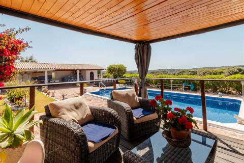 Moradia T3+1 térrea com piscina, jardim, garagem, 3,6ha de terreno - Bensafrim