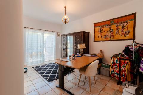 Moradia T3+1 térrea com piscina, jardim, garagem, 3,6ha de terreno - Bensafrim