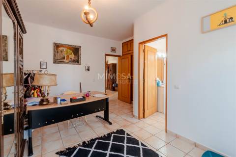 Moradia T3+1 térrea com piscina, jardim, garagem, 3,6ha de terreno - Bensafrim