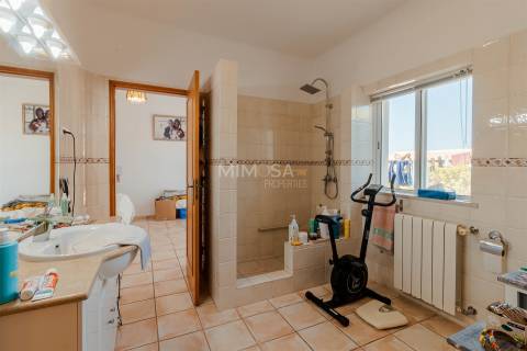 Moradia T3+1 térrea com piscina, jardim, garagem, 3,6ha de terreno - Bensafrim