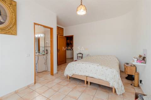 Moradia T3+1 térrea com piscina, jardim, garagem, 3,6ha de terreno - Bensafrim