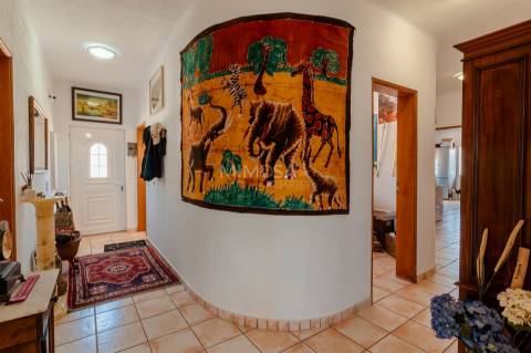 Moradia T3+1 térrea com piscina, jardim, garagem, 3,6ha de terreno - Bensafrim