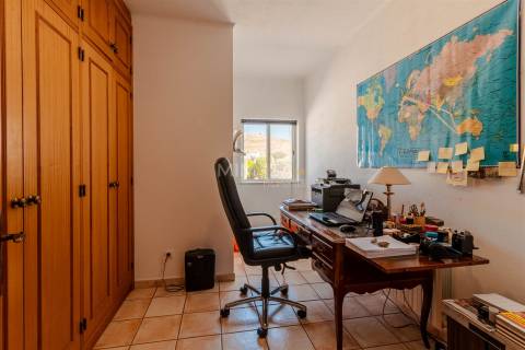 Moradia T3+1 térrea com piscina, jardim, garagem, 3,6ha de terreno - Bensafrim