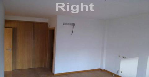 Prédio novo com 9 frações e garagem na Ajuda