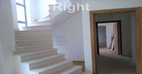 Prédio novo com 9 frações e garagem na Ajuda