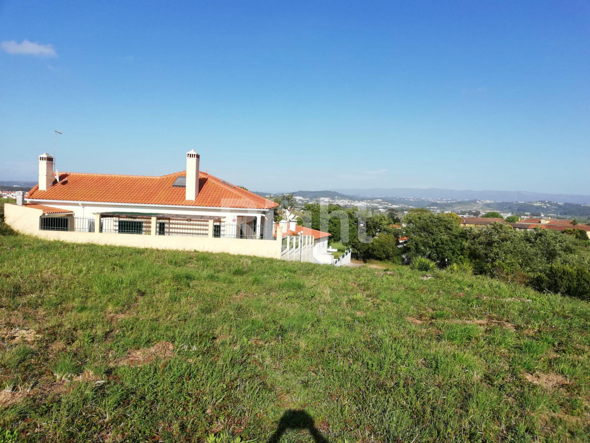 Lote de terreno com 1480m2 em Valado dos Frades/Nazaré