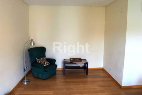 Apartamento T2 em condomínio com jardim e piscina - Benfica