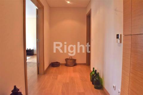 Apartamento T2 em condomínio com jardim e piscina - Benfica