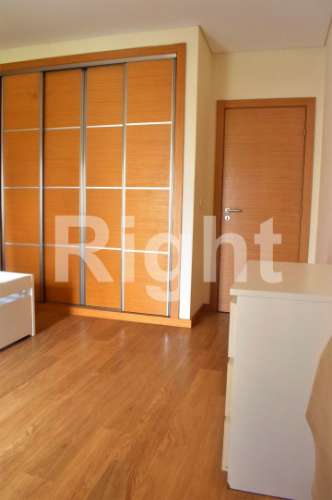 Apartamento T2 em condomínio com jardim e piscina - Benfica