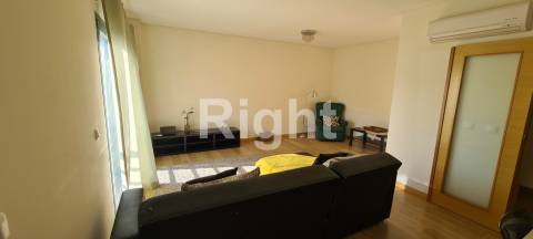 Apartamento T2 em condomínio com jardim e piscina - Benfica