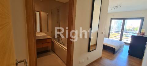 Apartamento T2 em condomínio com jardim e piscina - Benfica