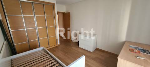 Apartamento T2 em condomínio com jardim e piscina - Benfica