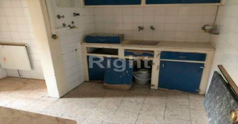 Prédio com 4 fracções junto à Praça das Flores