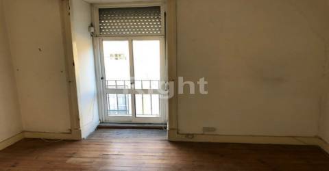 Prédio com 4 fracções junto à Praça das Flores