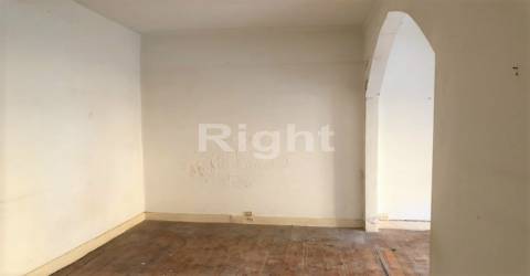 Prédio com 4 fracções junto à Praça das Flores