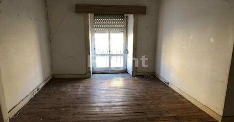 Prédio com 4 fracções junto à Praça das Flores