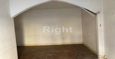 Prédio com 4 fracções junto à Praça das Flores