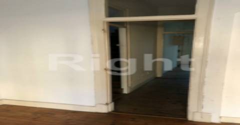 Prédio com 4 fracções junto à Praça das Flores