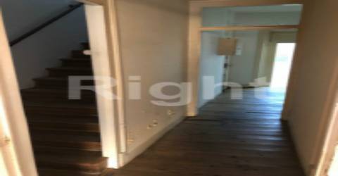 Prédio com 4 fracções junto à Praça das Flores