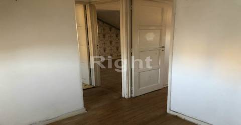 Prédio com 4 fracções junto à Praça das Flores