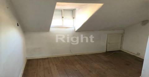 Prédio com 4 fracções junto à Praça das Flores