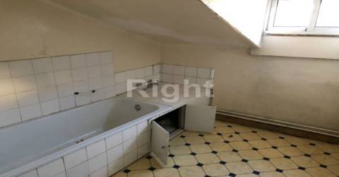 Prédio com 4 fracções junto à Praça das Flores