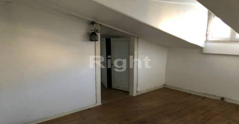 Prédio com 4 fracções junto à Praça das Flores