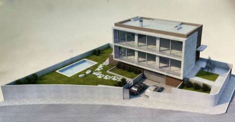 Lote de terreno próximo do metro, com Projecto de Moradia T3 de 3 pisos e 3 frentes.