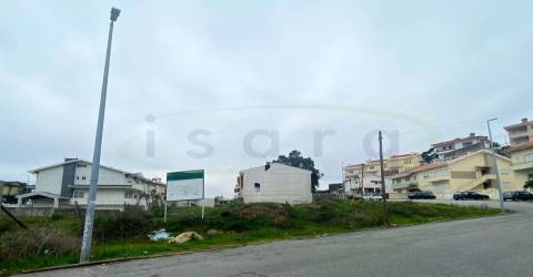 Lote de terreno próximo do metro, com Projecto de Moradia T3 de 3 pisos e 3 frentes.
